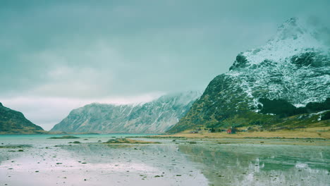 reflejos y niebla en las islas lofoten, noruega