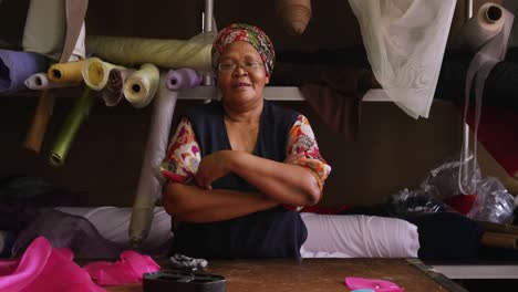 mujer de raza mixta trabajando en una fábrica de sombreros