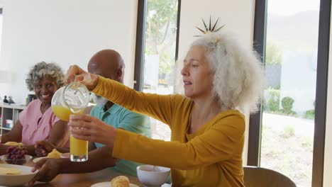 personas mayores felices y diversas desayunando en el hogar de ancianos