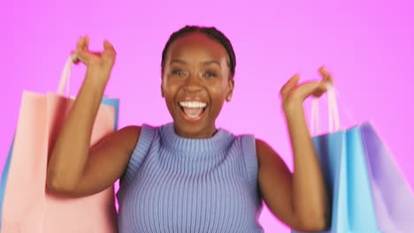 mujer negra feliz, bolsas de compras