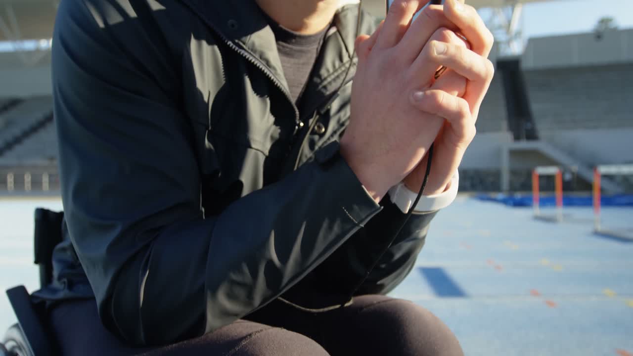 4k 헤드폰으로 음악을 듣는 장애인 운동 선수