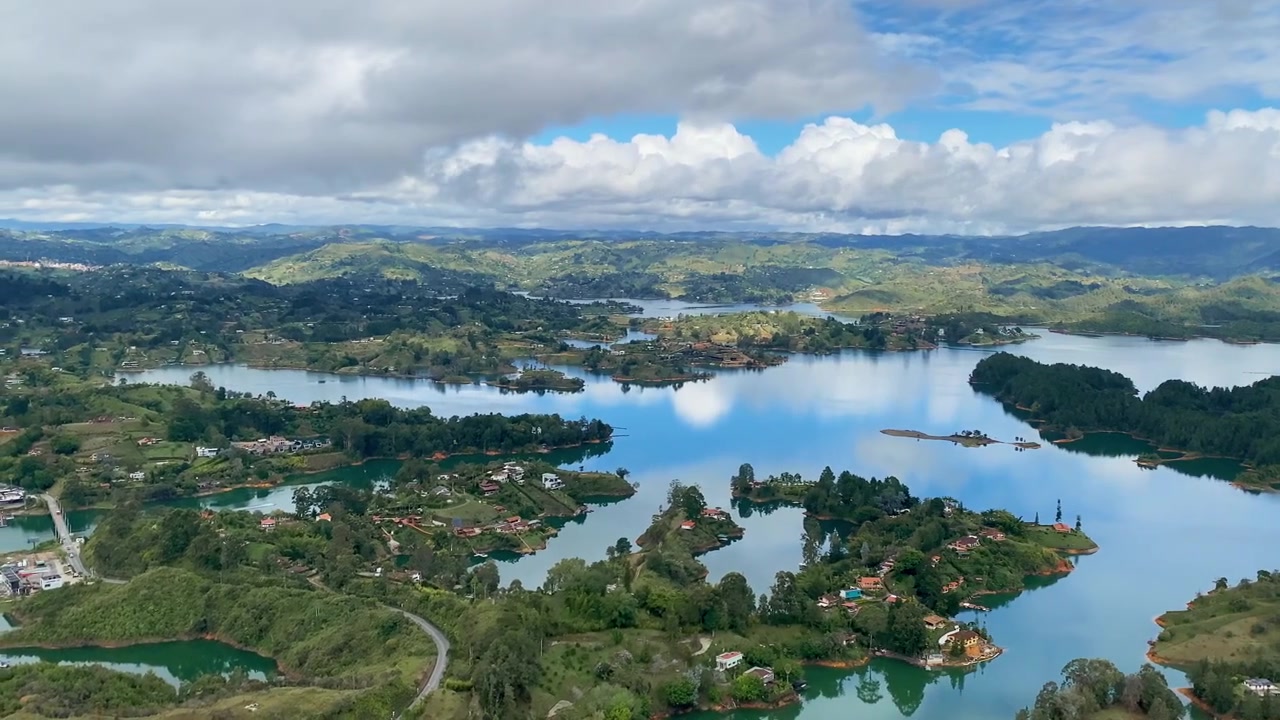 Ampia vista panoramica dalla cima della Roccia El Peñol (La Piedra). Prospettiva mozzafiato dei laghi turchesi, delle isole lussureggianti e del paesaggio scenografico del bacino idrico di Guatapé ad Antioquia, Colombia.