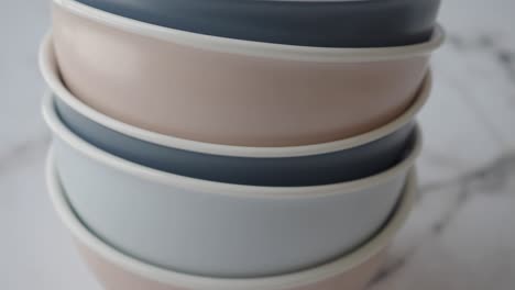 una pila de cuencos de cerámica de colores