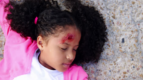 niña inconsciente caída en el suelo después de un accidente