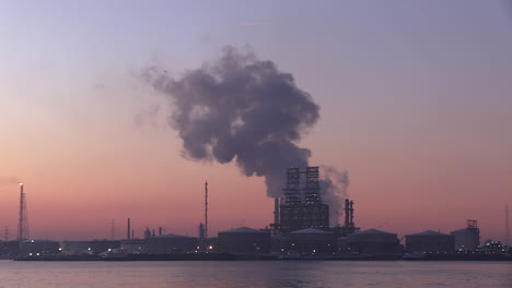 Una-Enorme-Nube-De-Vapor-Que-Se-Eleva-Desde-Una-Refinería-De-Petróleo-En-El-Puerto-De-Antwerp-Al-Amanecer