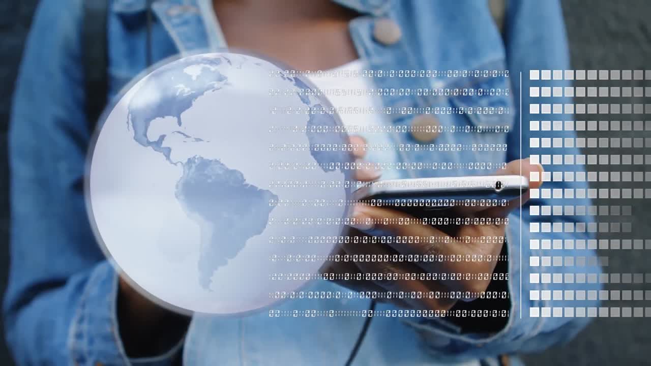 animación de procesamiento de datos y globo sobre mujer afroamericana usando teléfono inteligente