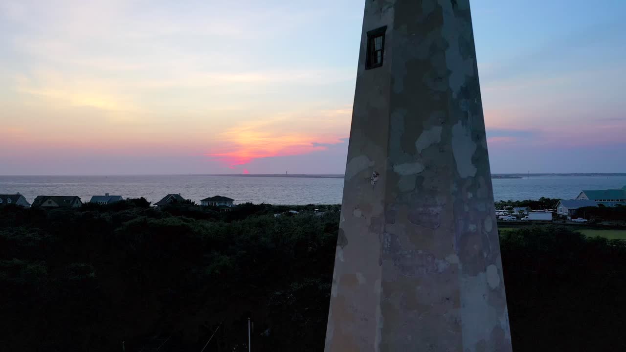 zumbando hacia atrás revelando una hermosa puesta de sol y un cielo sobre la isla de cabeza calva carolina del norte