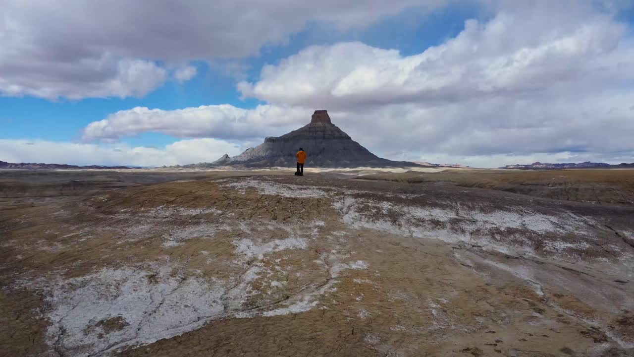 언덕 꼭대기 에서 산악 계곡 을 관찰 하는 익명의 탐험가
