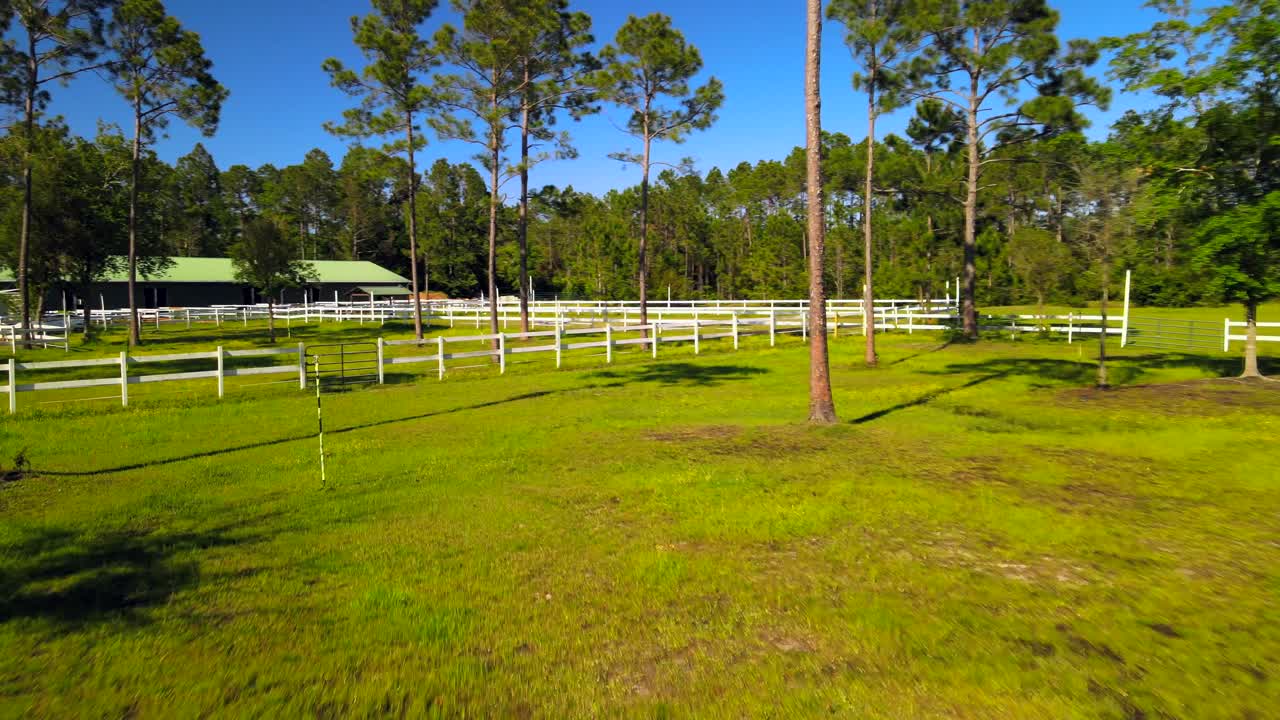 화창한 플로리다 날에 숲과 연못으로 둘러싸인 아름답게 손질된 목장의 하늘에서 본 전망