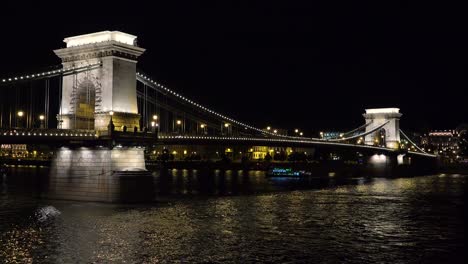 Un-Puente-En-La-Luz-Del-Atardecer-A-Lo-Largo-Del-Río-Danubio-En-Budapest-Hungría-1