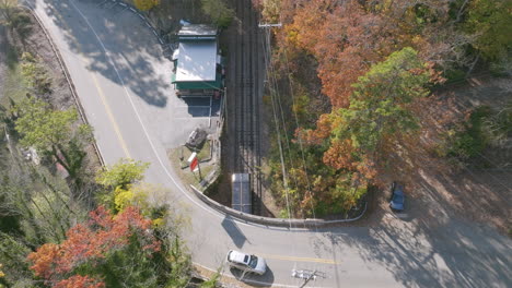 空中拍攝的片段飛過一座橋,並揭示了斜坡火車上去的觀景山