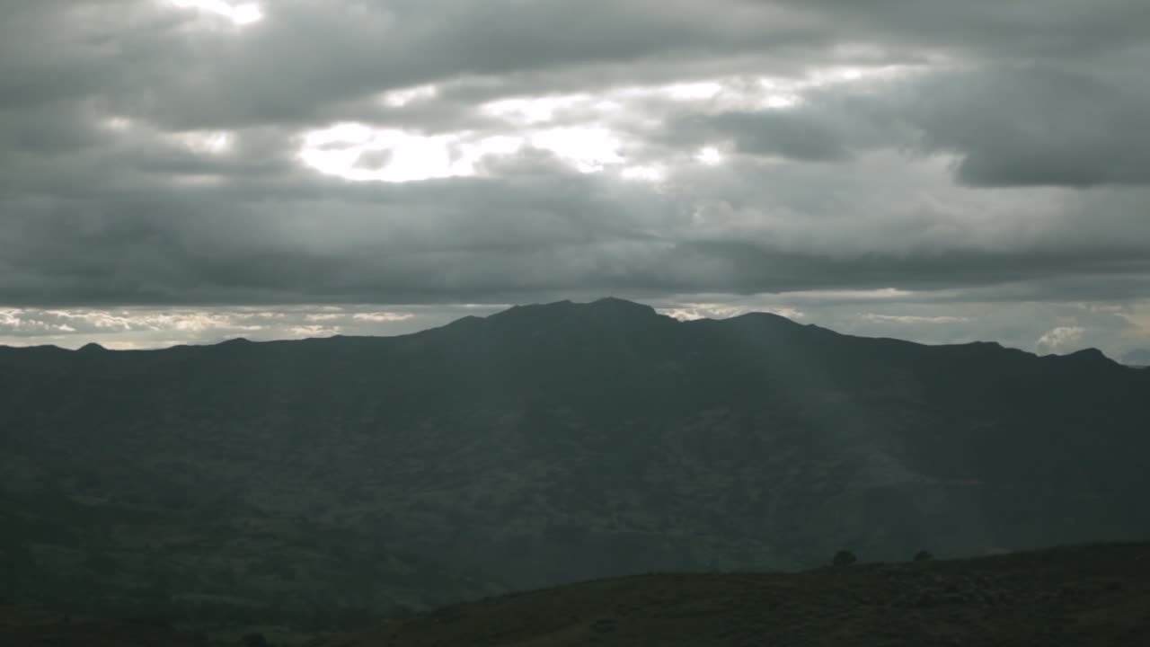 구름이 가득한 하늘 아래의 산악 풍경