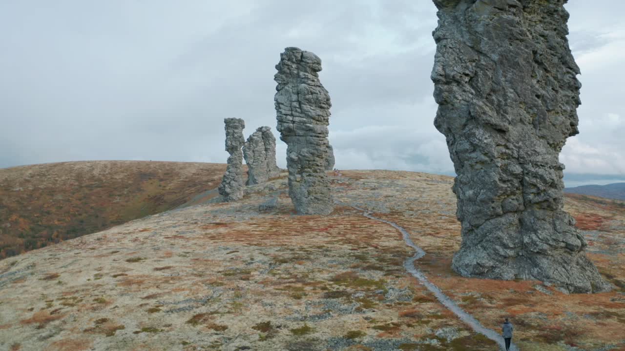 человек-пупу-нер скальные образования в республике коми, россия