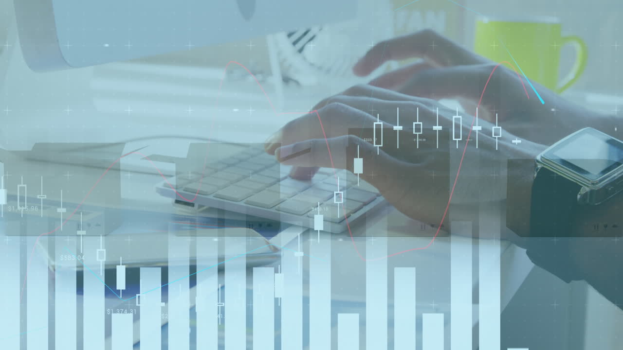 Animazione di dati finanziari in elaborazione sopra un uomo che digita sulla tastiera di un computer e scatole di cartone.