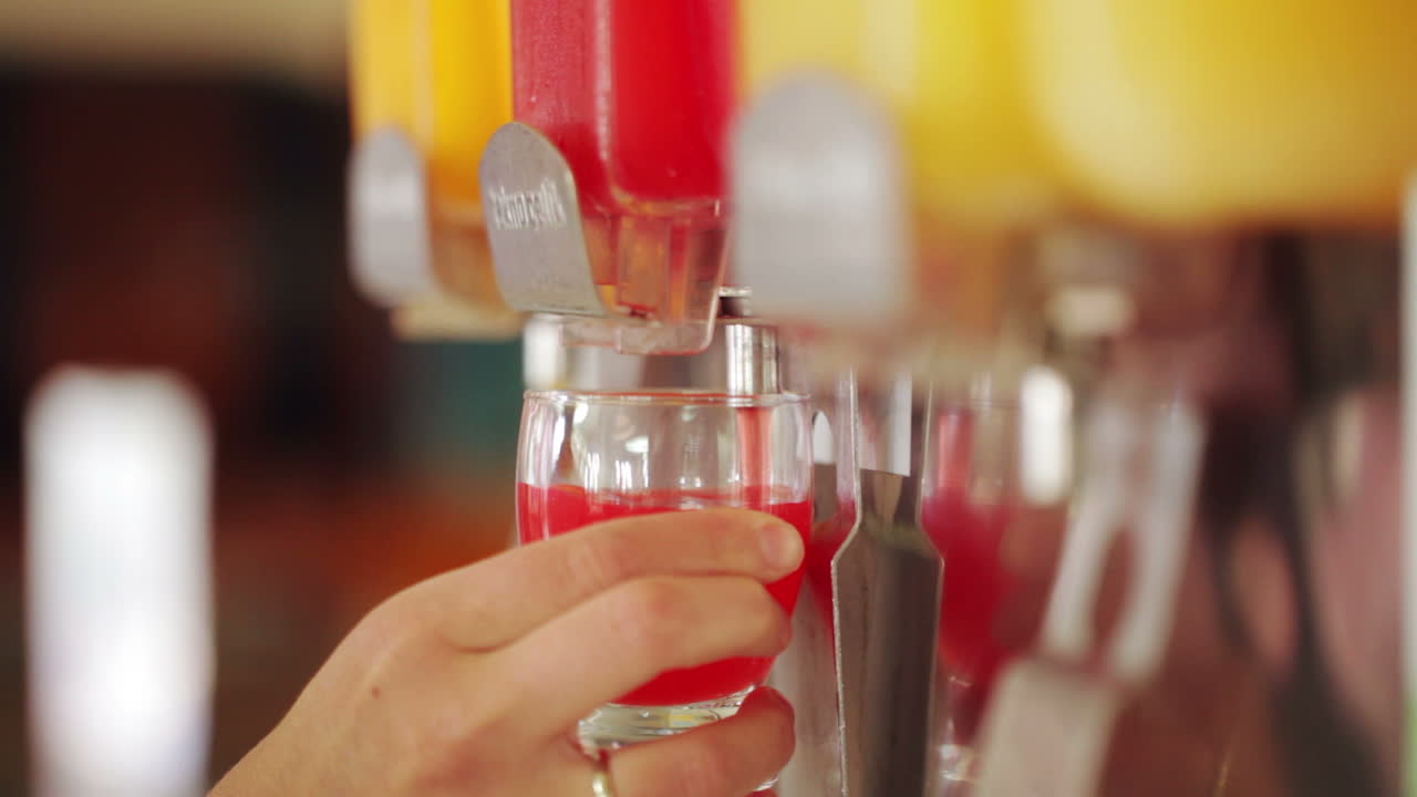 오렌지 주스를 부어 넣는 것