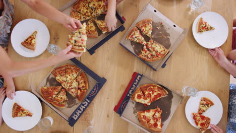 el lapso de tiempo de la familia de varias generaciones sentadas alrededor de la mesa comiendo pizza juntos