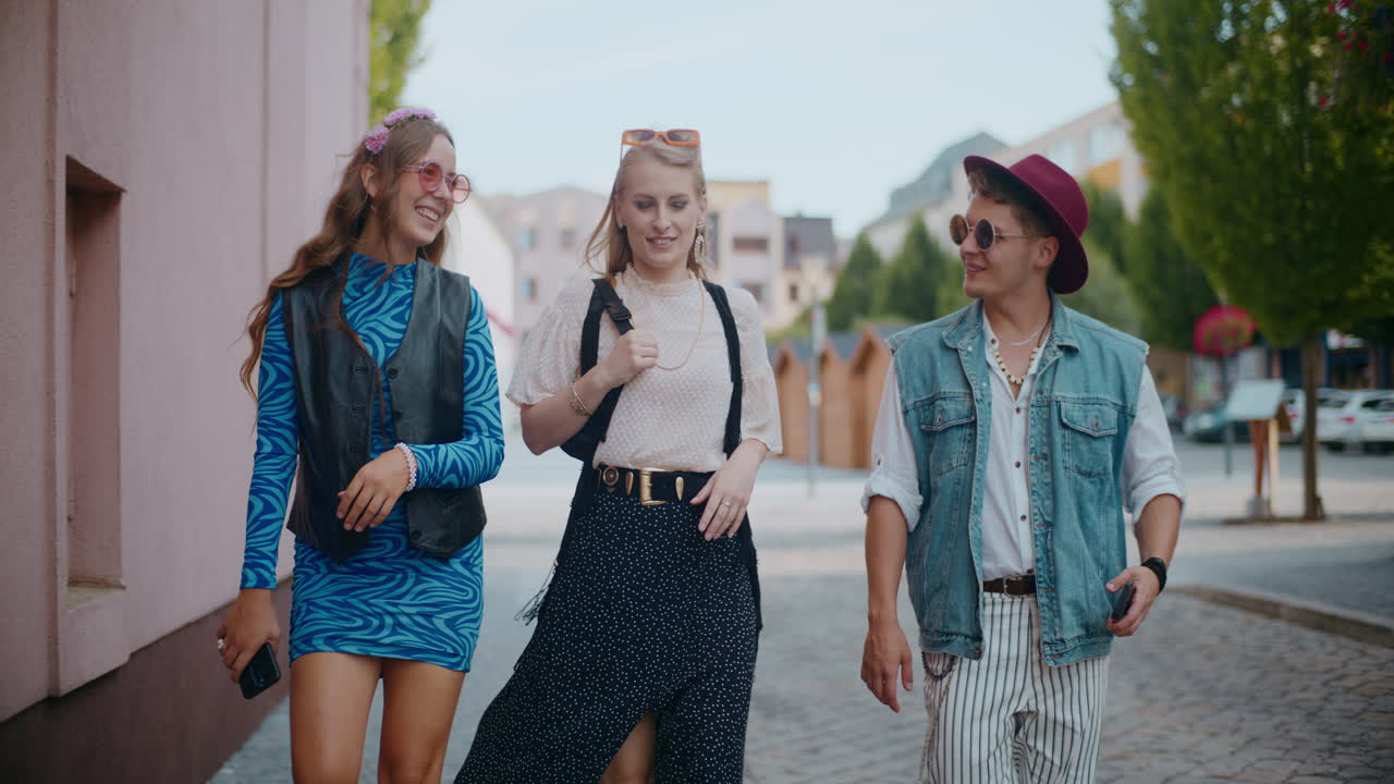 야외에서 산책하는 친구들