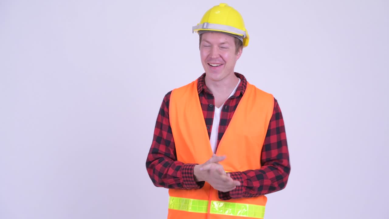 joven trabajador de la construcción guapo