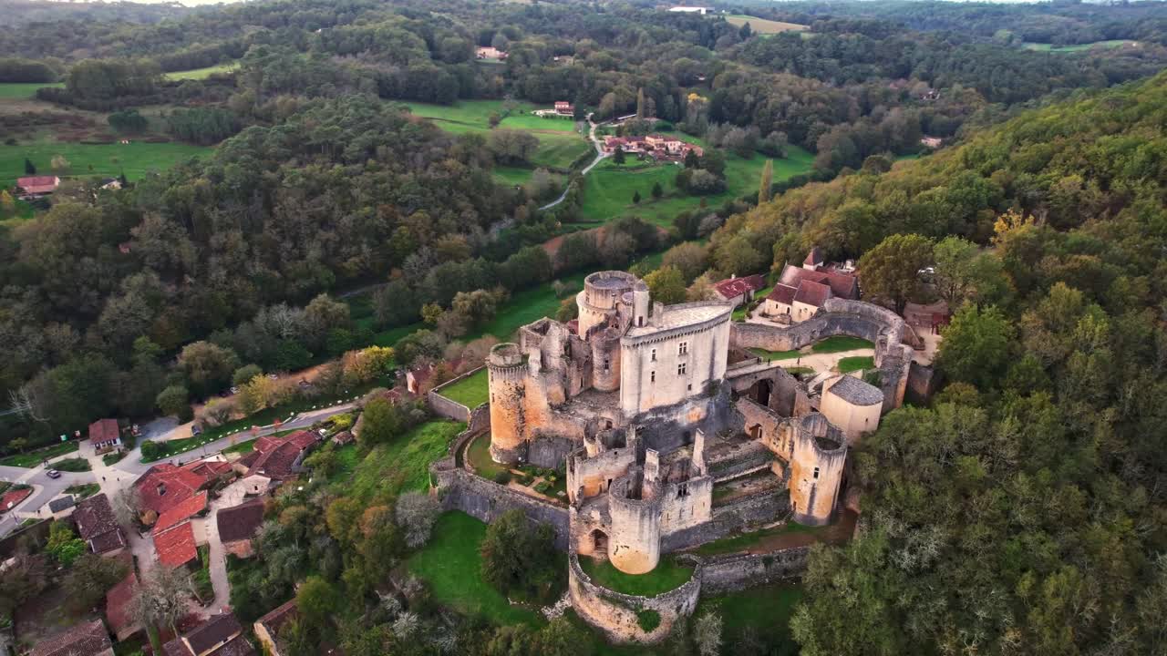 Vista aerea del castello di Bonaguil che mostra le difese medievali e rinascimentali