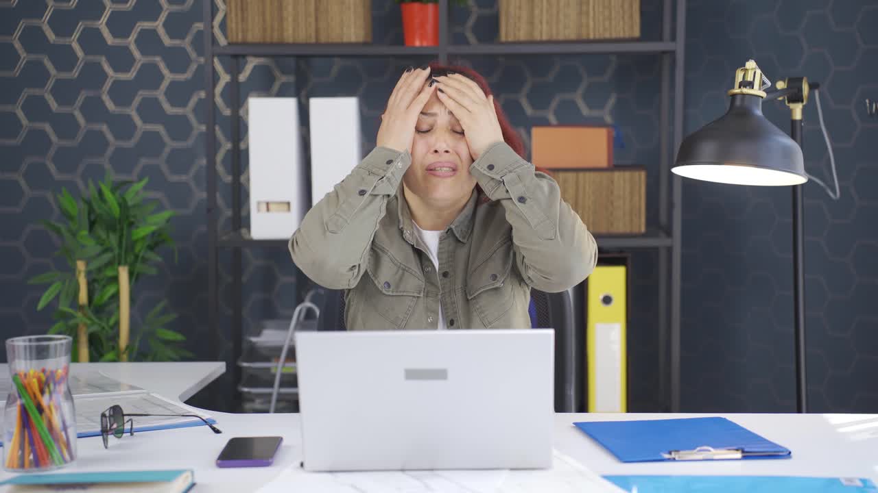 잘못으로 자기 자신에게 화를 내는 사업가.