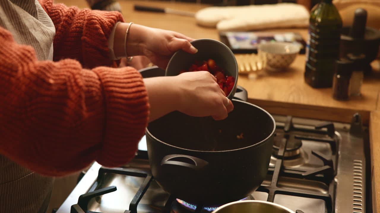 mujer cocinando en la cocina