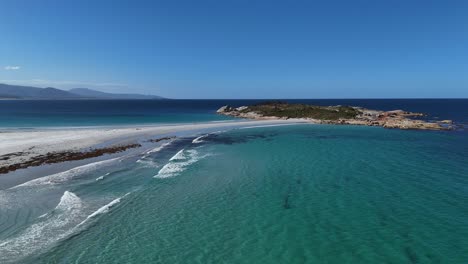 drone volando a lo largo de la costa épica aguas azules en tasmania australia, 4k30