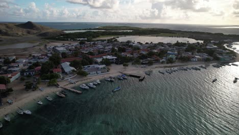 una vista aérea de un pueblo de pescadores del caribe