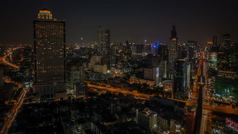 夕暮れから夜まで交通量の多いバンコクの素晴らしいスカイラインのパノラマタイムラプス