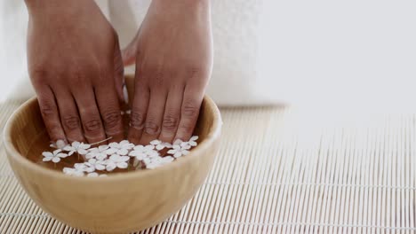 manos femeninas y manicura en el salón de spa