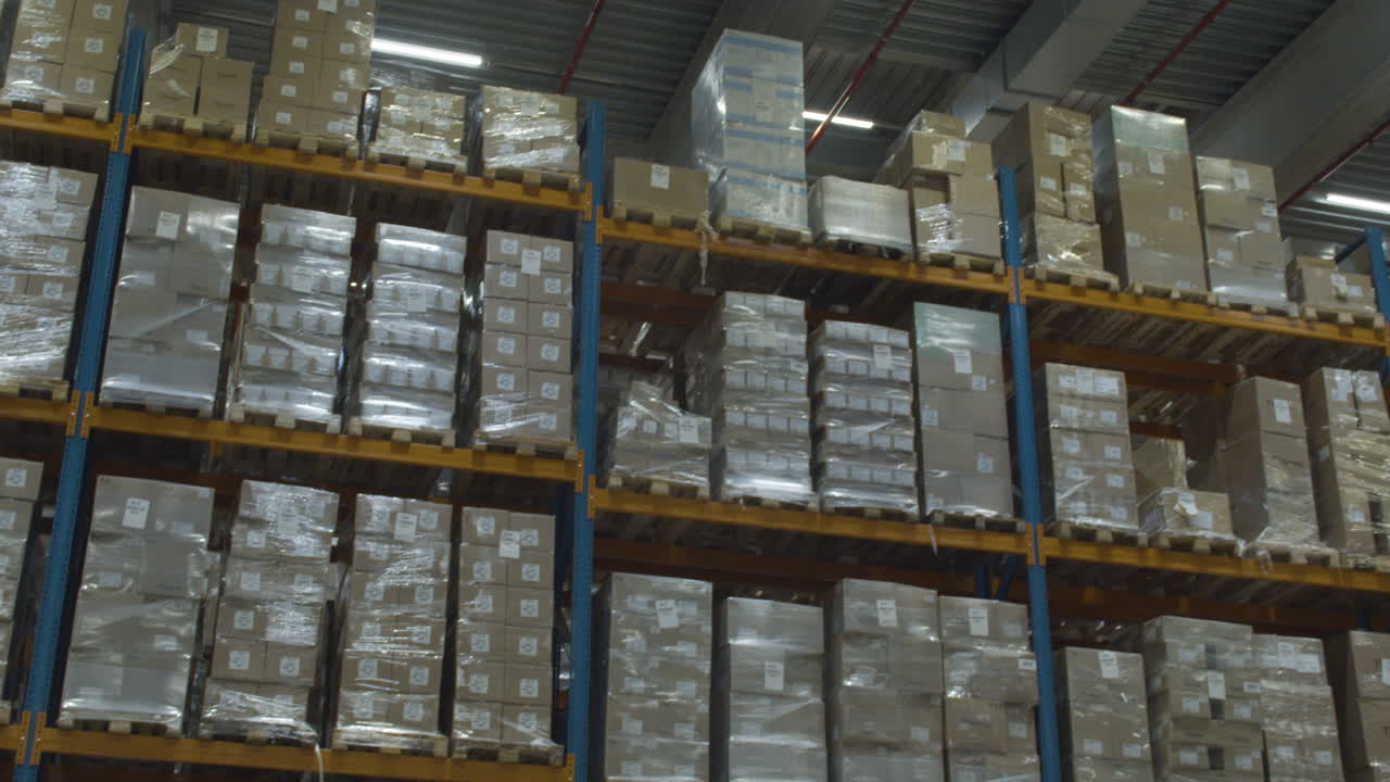 inclinación hacia arriba de grandes estantes llenos de cajas de cartón