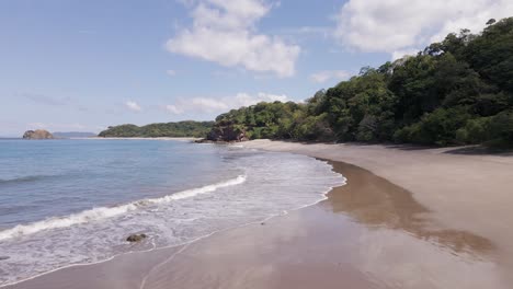 gran angular que establece una toma de una playa tropical vacía en la exuberante e intacta costa pacífica de américa central