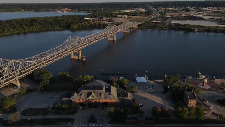 Volo aereo sul ponte del fiume Illinois, Murray Baker, Route 150, War Memorial Drive, Peoria, Illinois al tramonto
