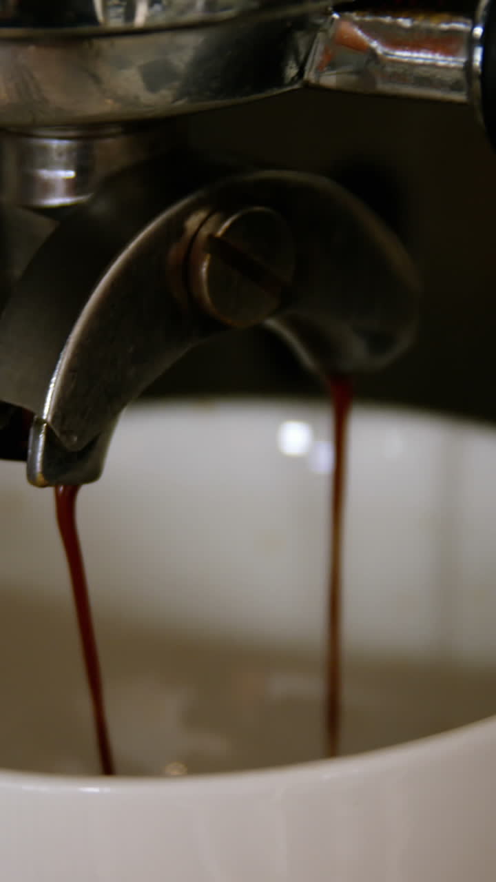 camarero haciendo una taza de café