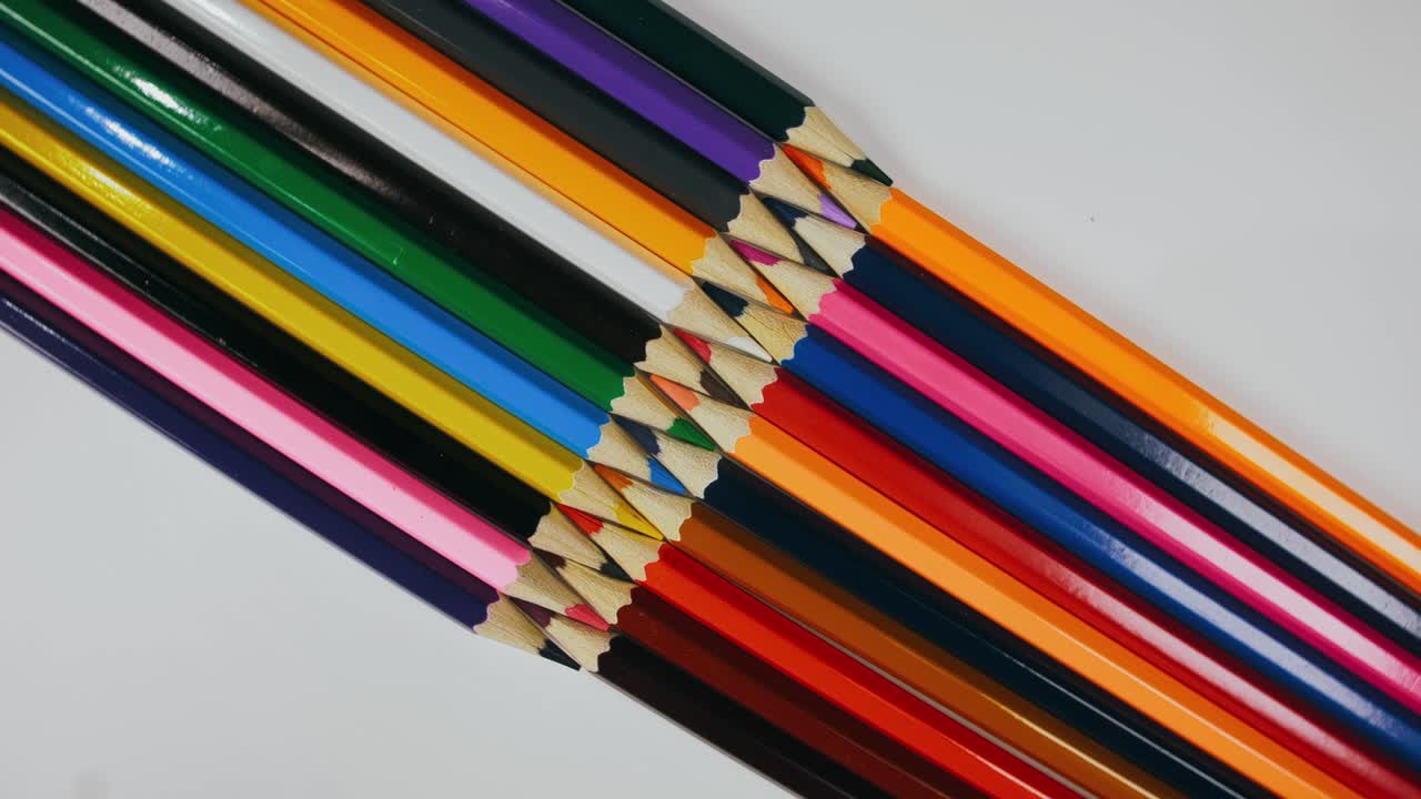 el bolígrafo se sintió en el tocadiscos. el marcador girar girar. girar, crear patrón, hacer el diseño de la forma del círculo. vista superior, colocación plana