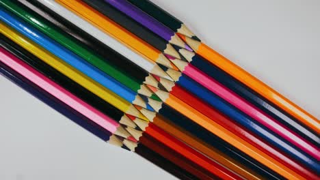 el bolígrafo se sintió en el tocadiscos. el marcador girar girar. girar, crear patrón, hacer el diseño de la forma del círculo. vista superior, colocación plana