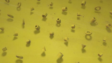 animado amarillo alegre. animación 3d de un fondo de contorno sin costuras de cubos amarillos brillantes soleados, bagels, cilindros, giratorios. genial para presentaciones. ponga su propio texto en él