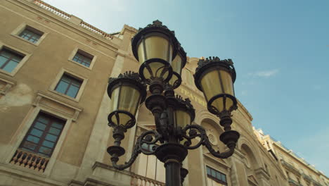 Klassische-Straßenlaterne-In-Barcelona-Vor-Einem-Theater