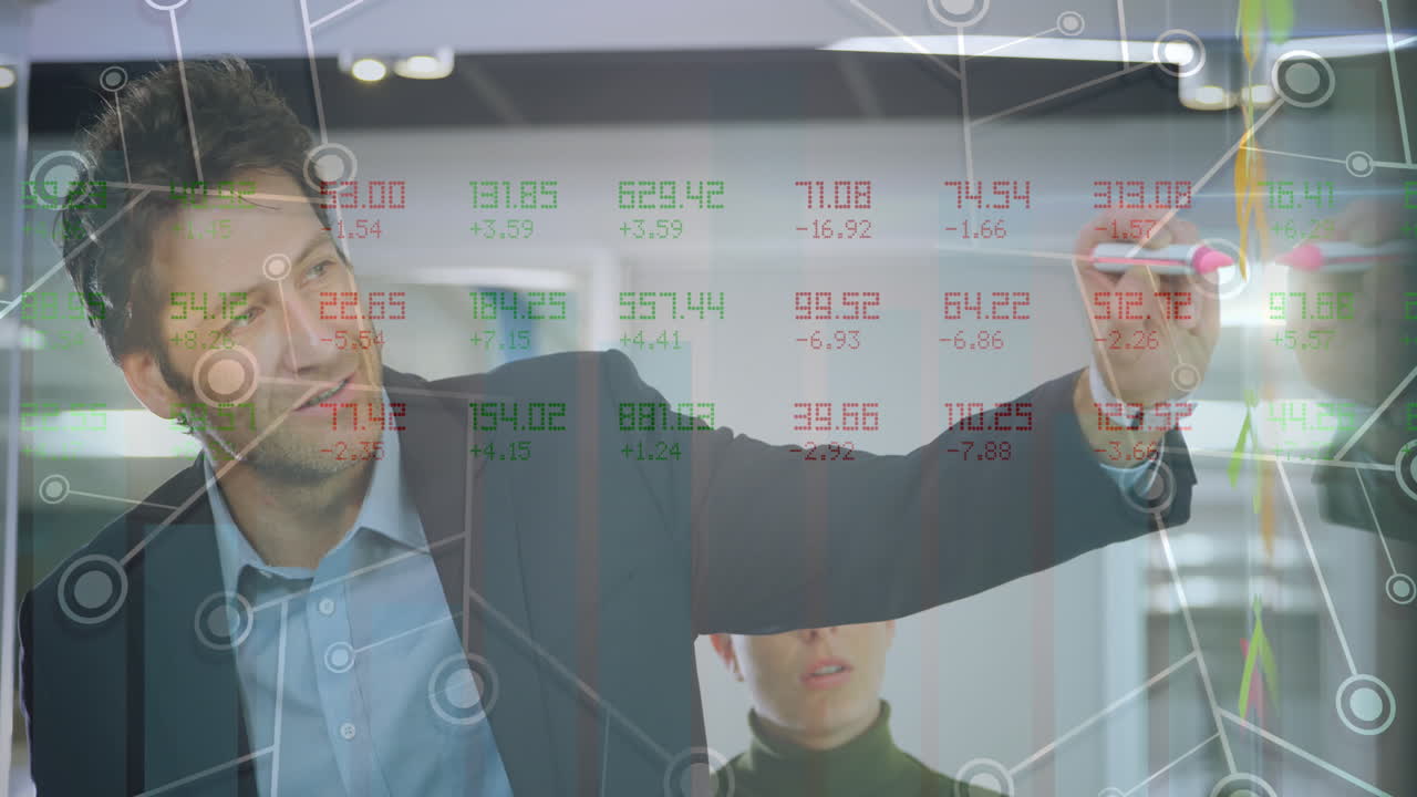 사무실에서 일하는 다양한 비즈니스 사람들에 대한 금융 데이터 처리의 애니메이션