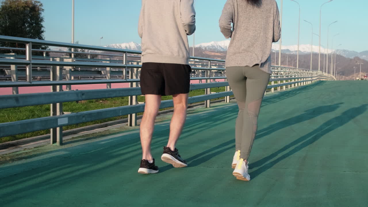 도시 트랙 에서 달리는 부부