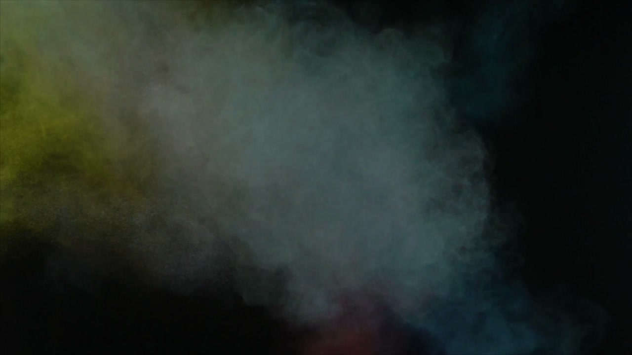 Esplosione di polvere colorata vibrante su uno sfondo nero