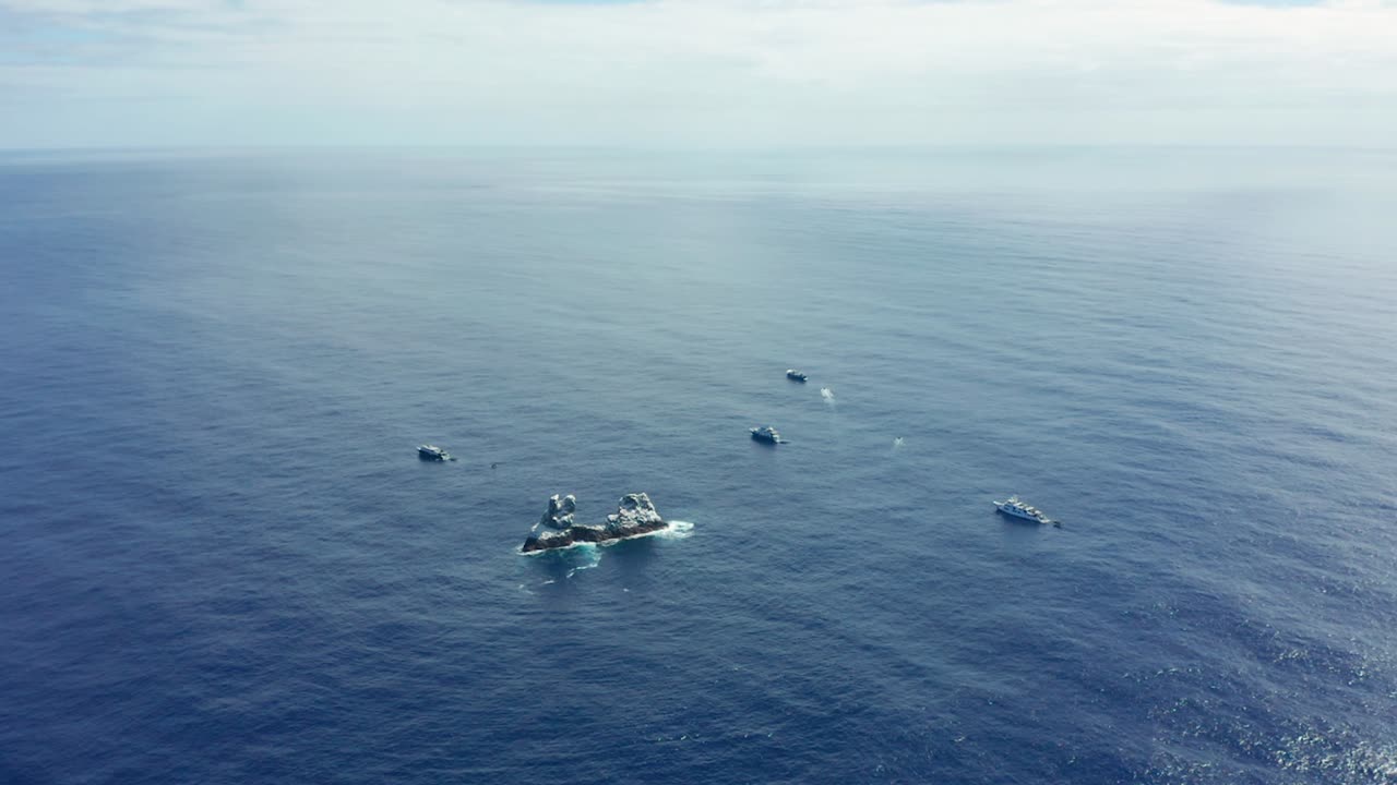 멕시코 로카 파르타 (roca parta) 의 다이빙 장소를 둘러싸고 있는 다이빙 보트