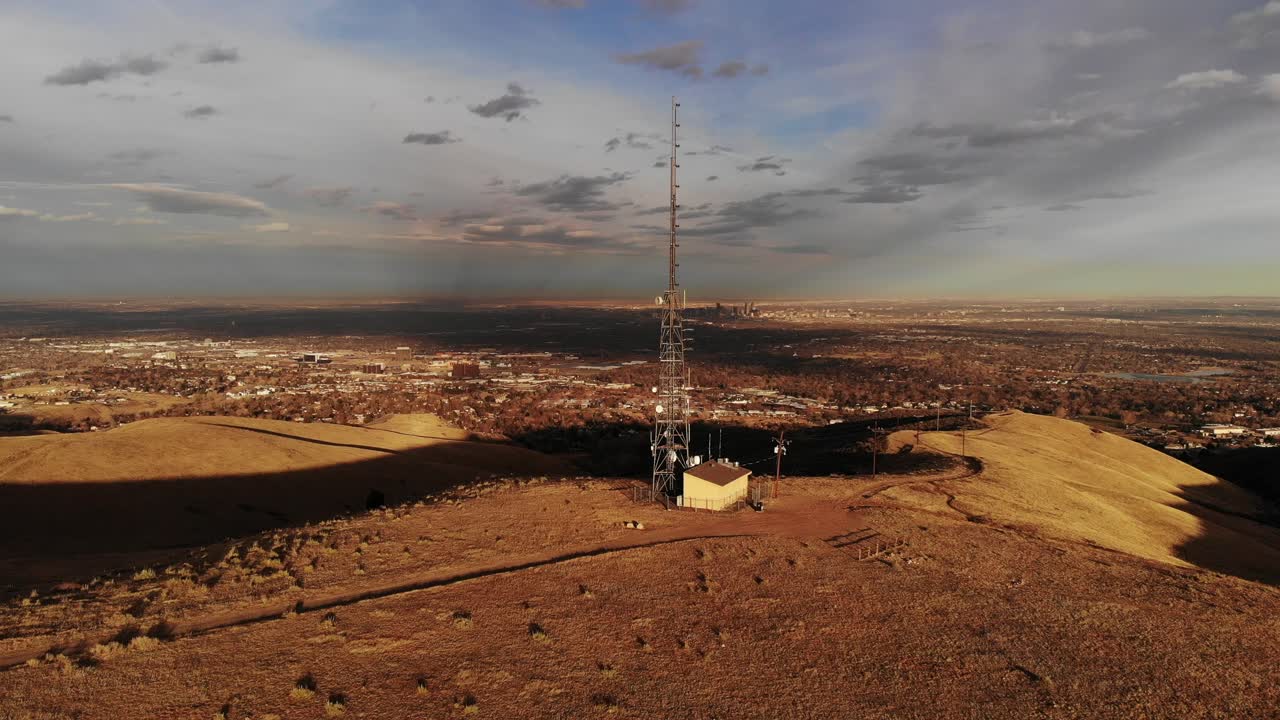 una sartén de tarde sobre una torre de comunicación