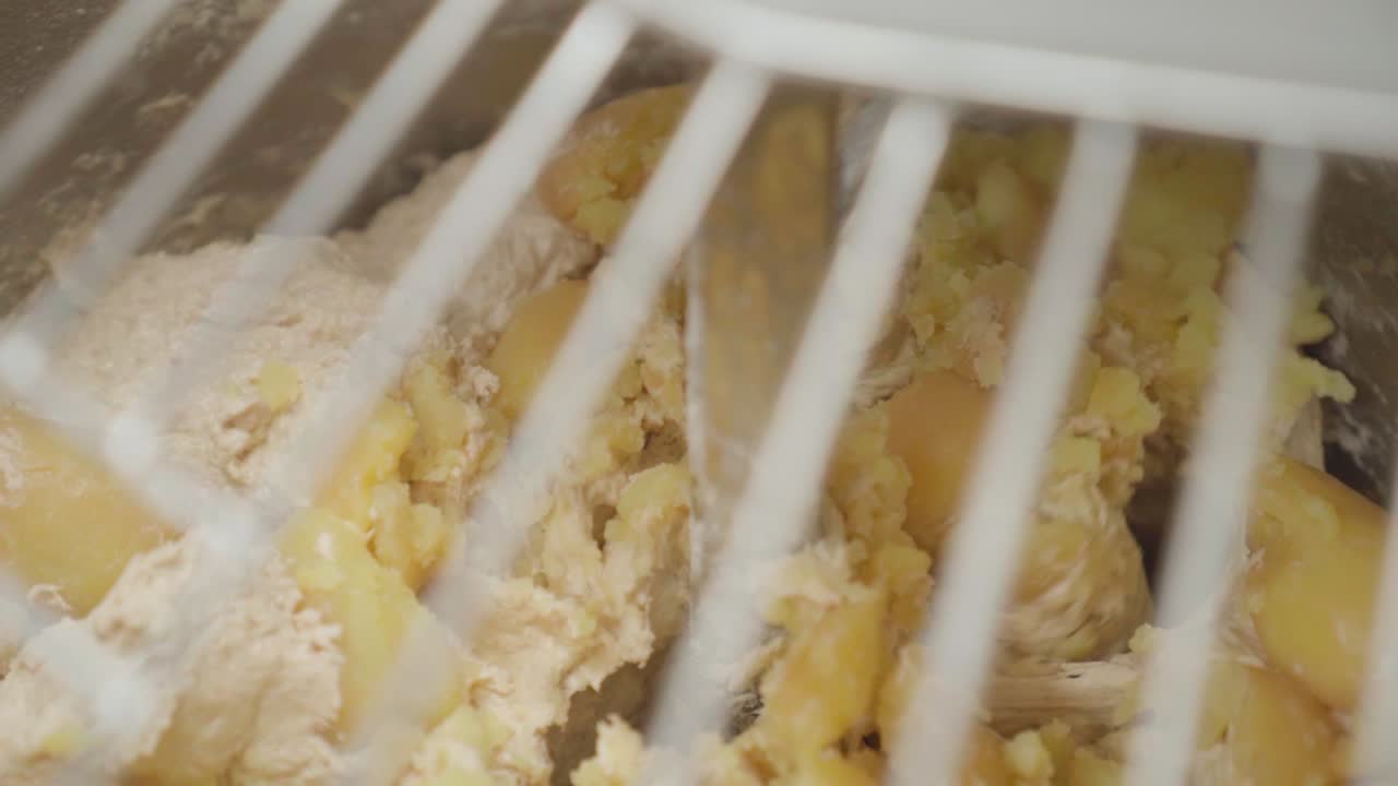 mezcla de patatas y harina en mezclador eléctrico para un pan de patata húngaro