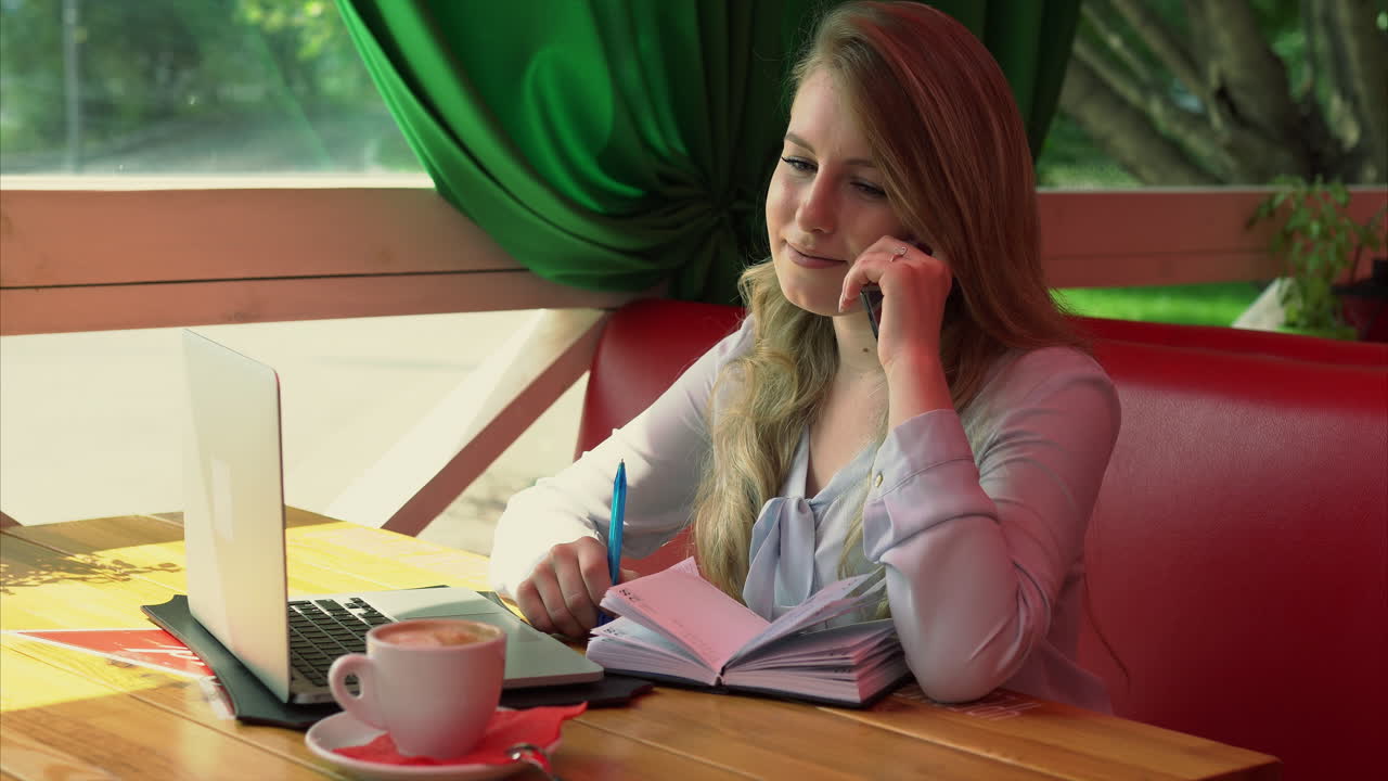 Kvinde der arbejder på en café