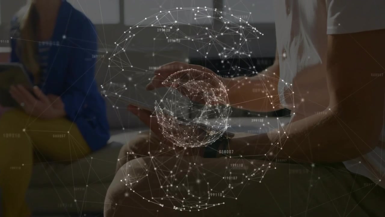 El hombre de la derecha toca un dispositivo en un salón, haciendo que el núcleo de datos se condense y ralentice su giro para su revisión.