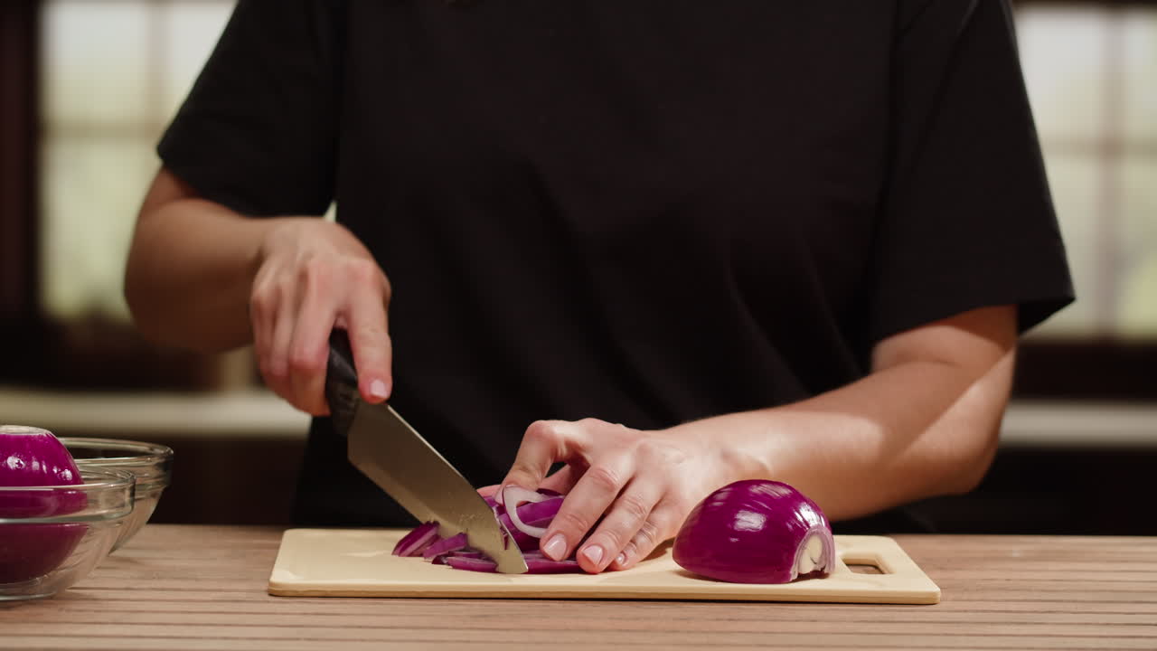 cortar las cebollas rojas