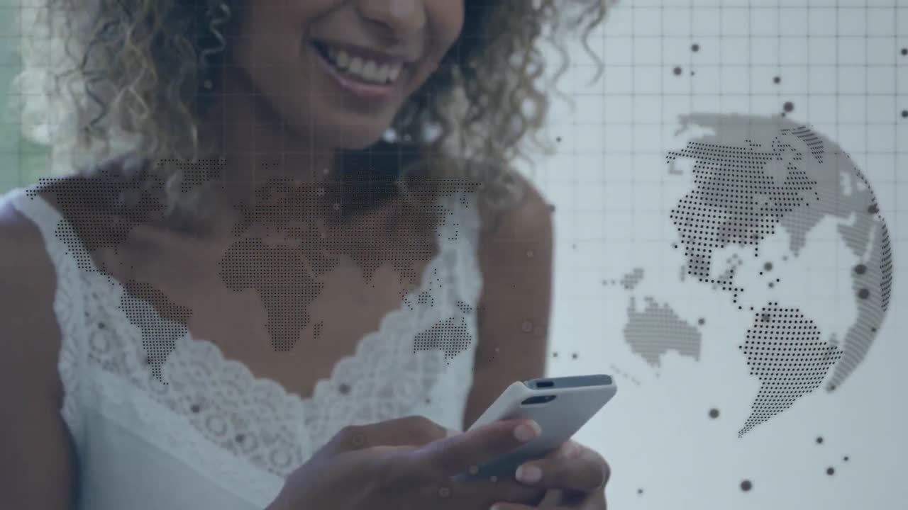 animación del globo y el mapa del mundo sobre una mujer biracial usando un teléfono inteligente