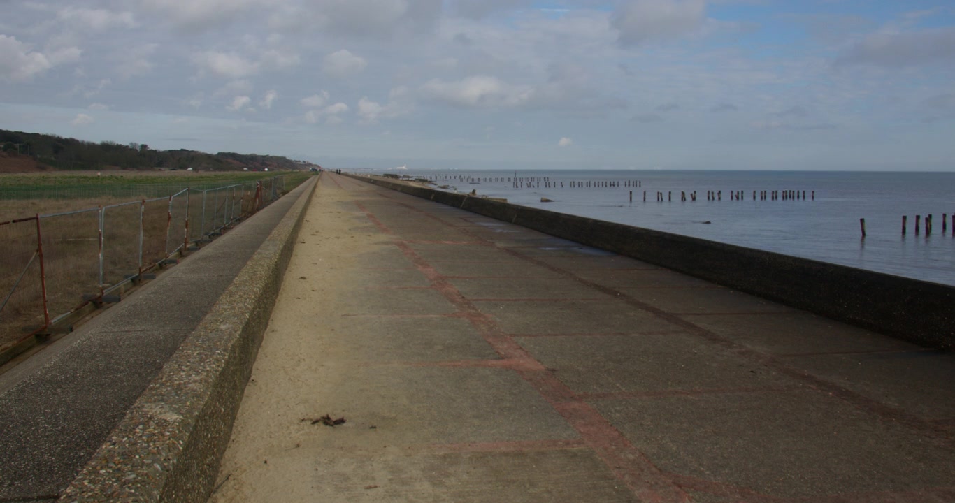 Vista panorâmica da praia de Corton, olhando para o norte, com quebra-mares danificados em Lowestoft.