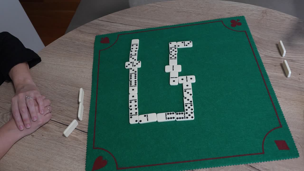 Partita a domino su un tavolo
