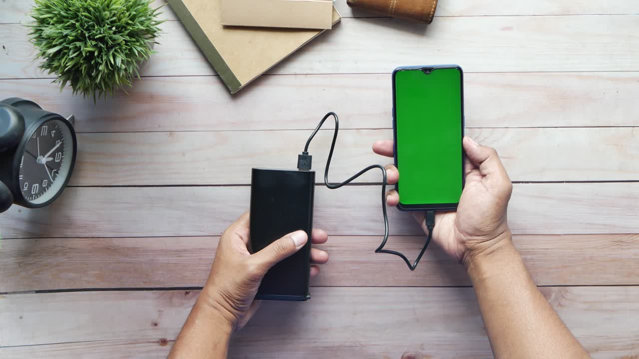 carga de teléfono inteligente con vista superior del banco de energía